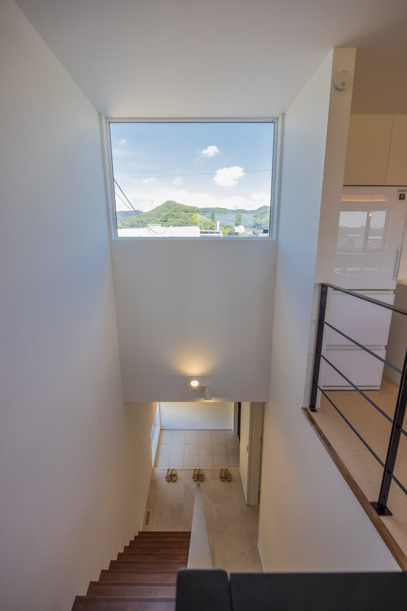 吹き抜けのピクチャーウィンドウ