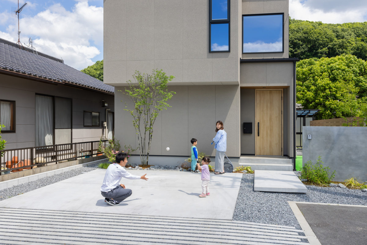 リシン吹き付けの外壁に2階の窓が印象的