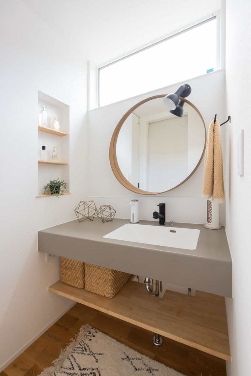 丸い鏡のある洗面台