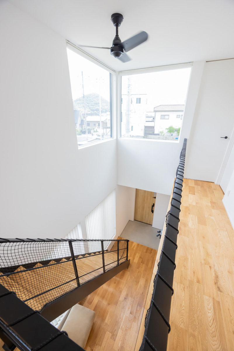 吹き抜けと鉄骨階段