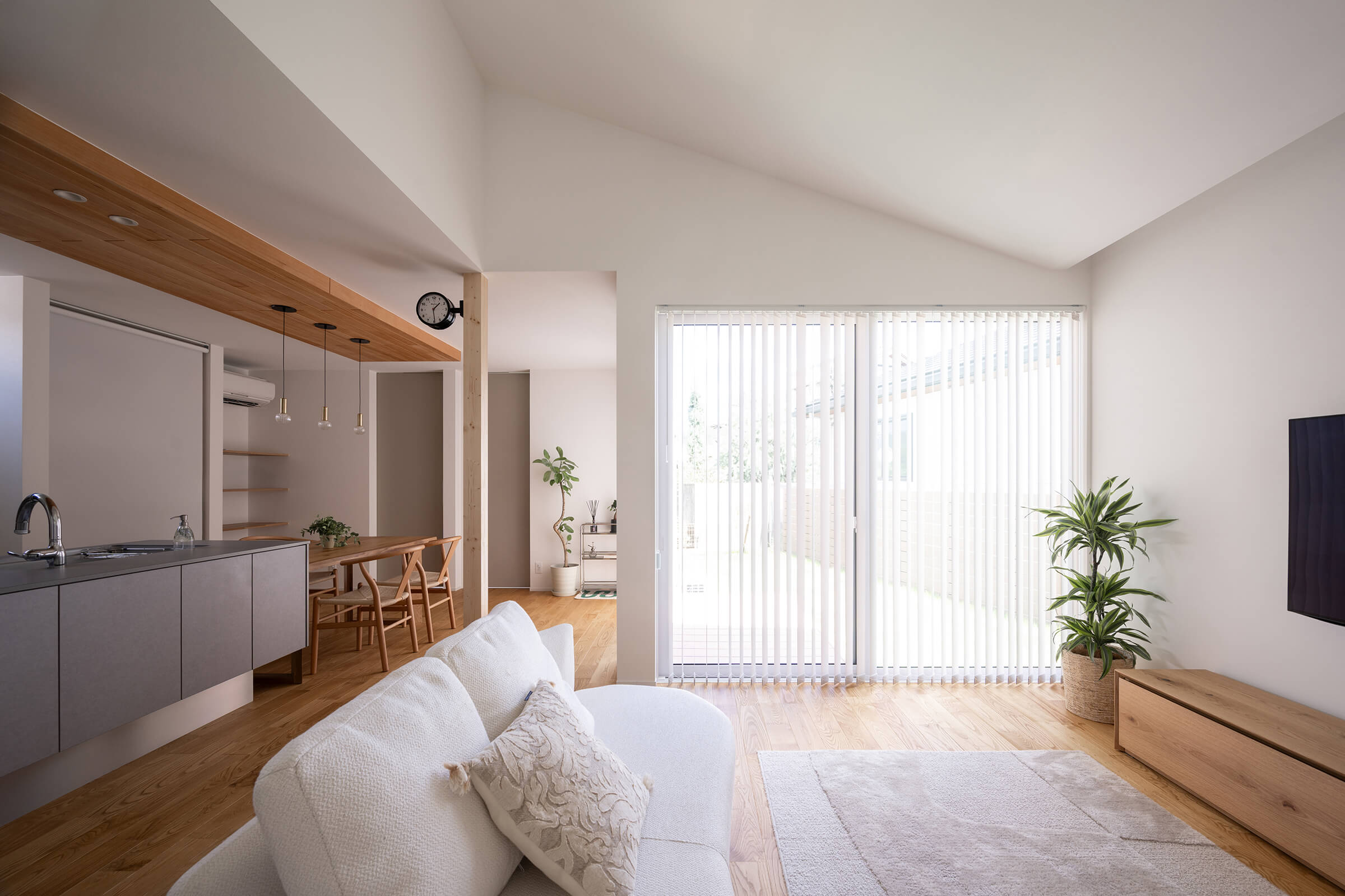 道からつながる、美しいアプローチのある家