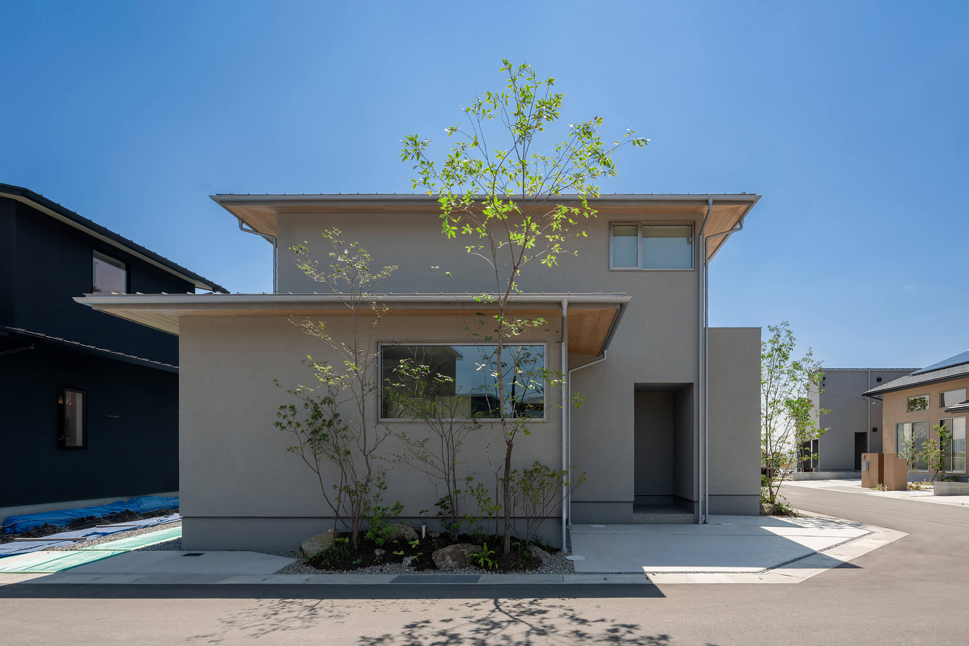 光と影が表情をつくる、和モダンの住まい