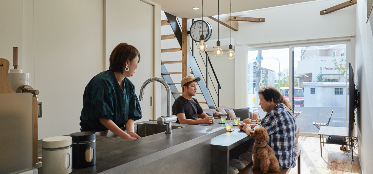 3世代同居のY様邸 キッチンは3人が横一列に並んで作業してもストレスのない広さとなっている