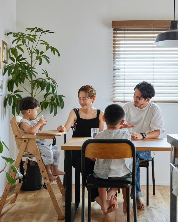 朝日に包まれて朝食を食べたいという奥さまの希望で、明るいダイニングに