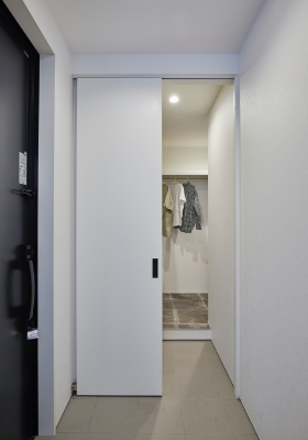 1階にファミリークローゼットが欲しかったという奥様のご要望で、玄関横に広く設けられたWIC そのまま洗面室にもつながる動線で、家事がスムーズにできます