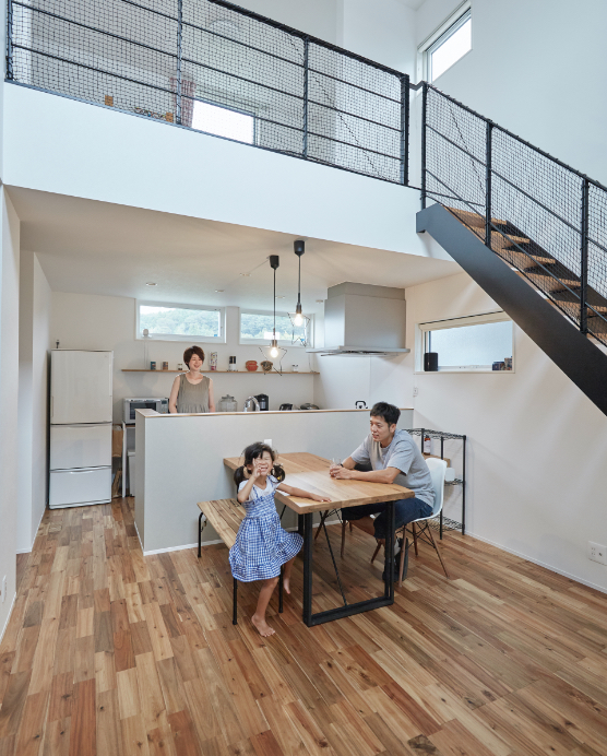 大きな吹き抜けを通して、壁を設けていない2階の子ども部屋と1階は一体感を演出 家のどこにいてもコミュニケーションをとることができる